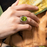 inel cu peridot si diamante montate in aur alb de 18k